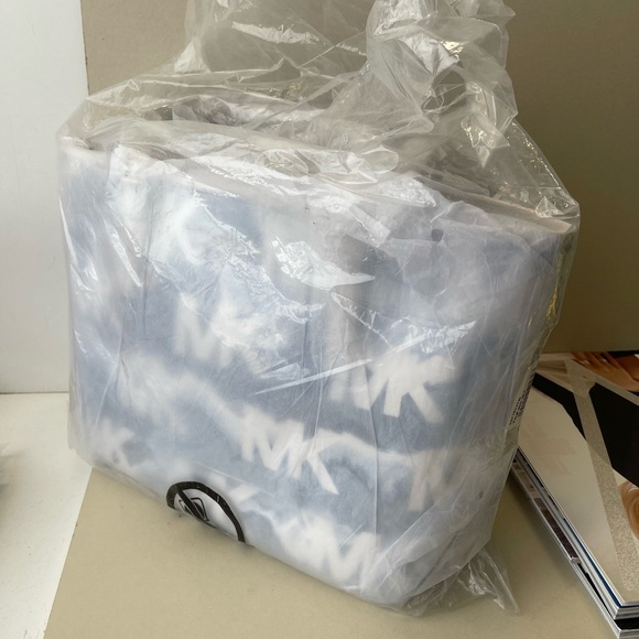 (new+tag) Michael Kors ‘rare’ jet set travel carryall tote color cloud b… - Picture 13 of 13